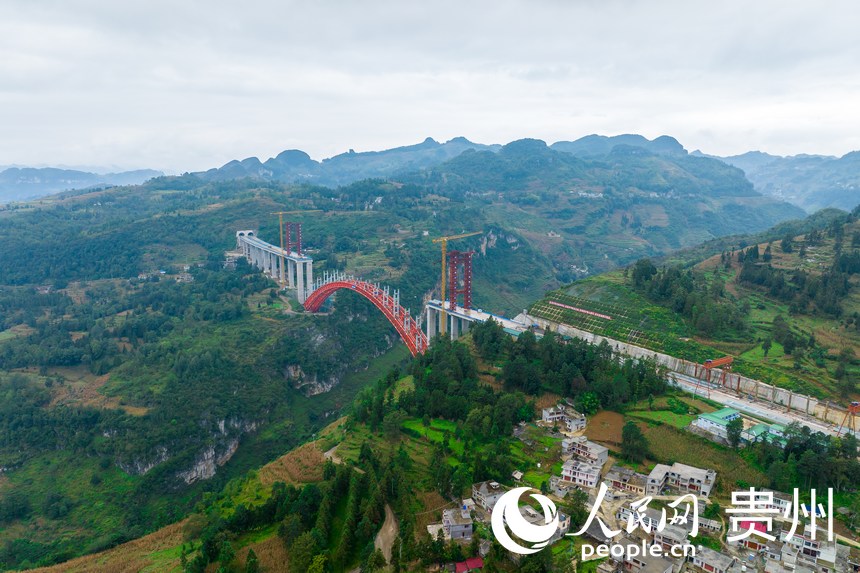 航拍貴州納晴高速白水河特大橋施工現場。人民網記者 涂敏攝