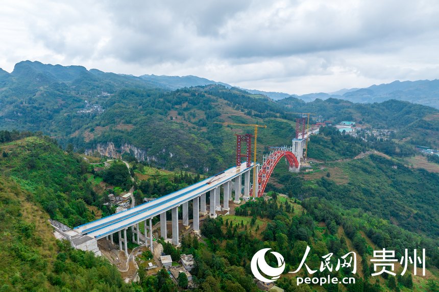 航拍貴州納晴高速白水河特大橋施工現場。人民網記者 涂敏攝