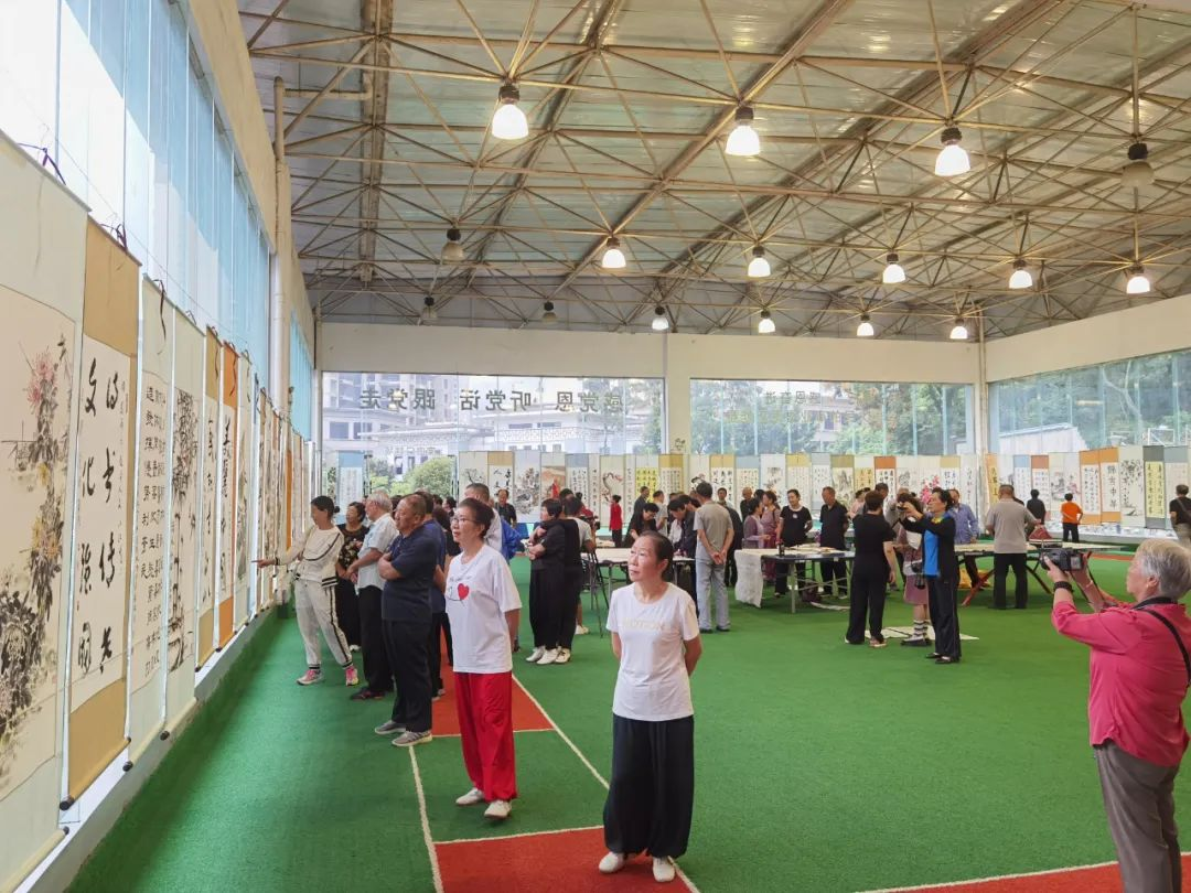 圖為老年書畫攝影現場。