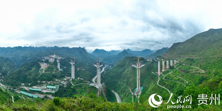 航拍建設中的納晴高速六枝大橋。人民網記者 涂敏攝