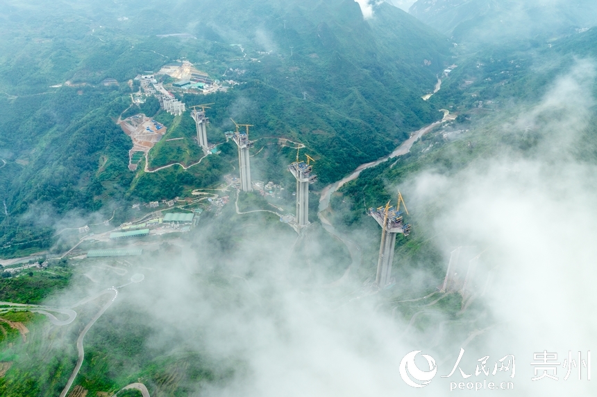 航拍建設中的納晴高速六枝大橋。人民網記者 涂敏攝