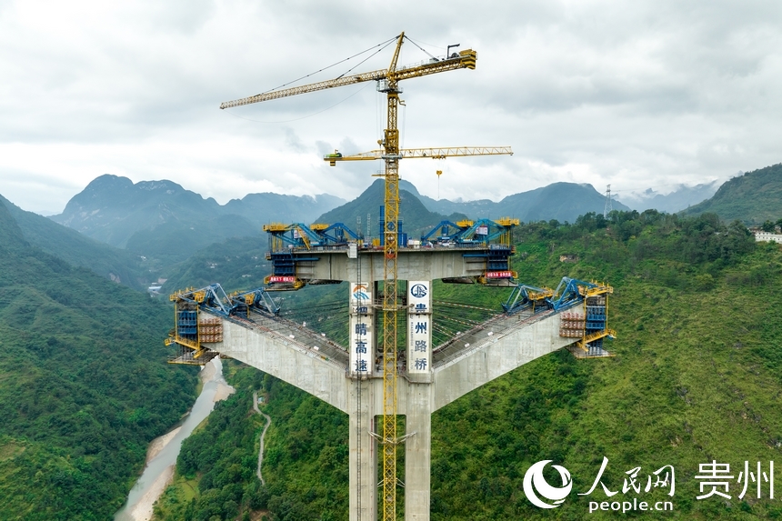 航拍六枝大橋空腹區上下弦施工。人民網記者 涂敏攝