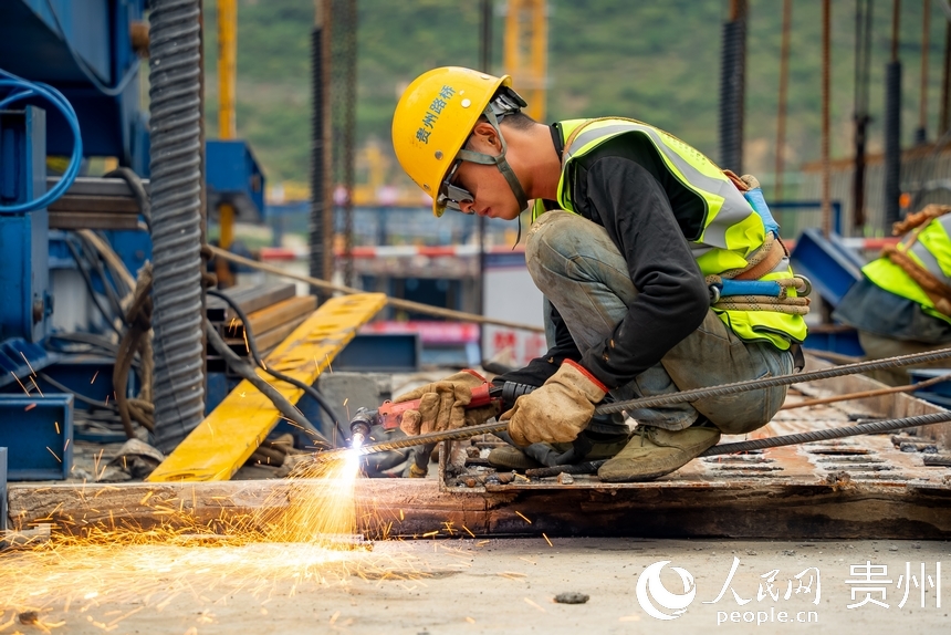 工人們在196米高的橋墩主梁上施工。人民網記者 涂敏攝