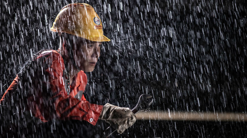 貴廣線提質改造中，工作人員正在準備拆除接地線。韋正凌攝