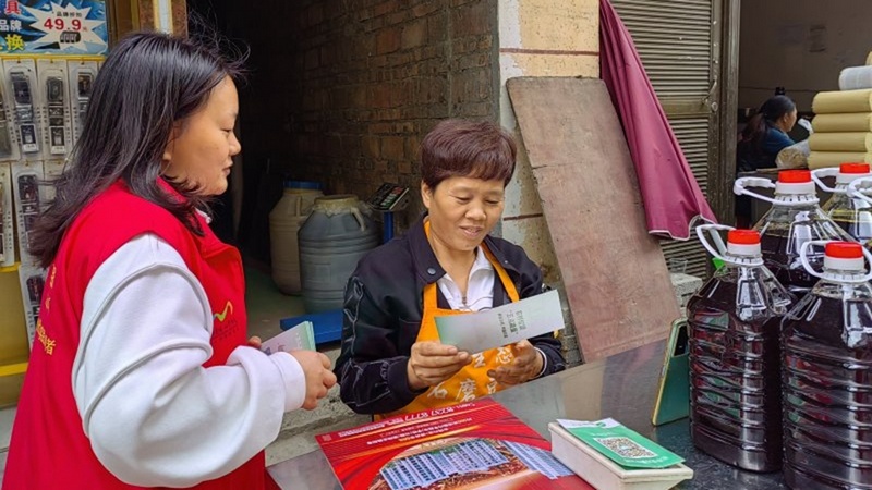 志愿者正在向群眾講解農村垃圾“五點減量法”  修文縣六廣鎮--唐世蕓 攝.jpeg