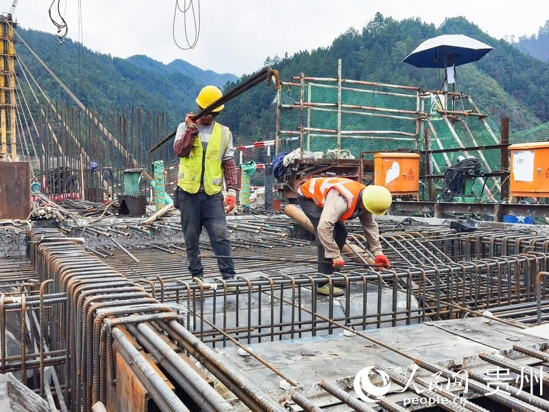 工人進行鋼筋鋪設。人民網 王秀芳攝