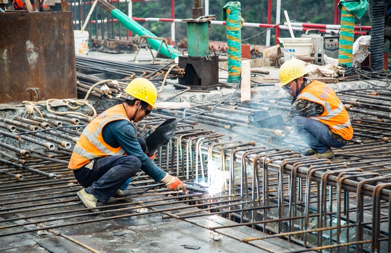 工人進行接口焊接。實習生 張宇攝