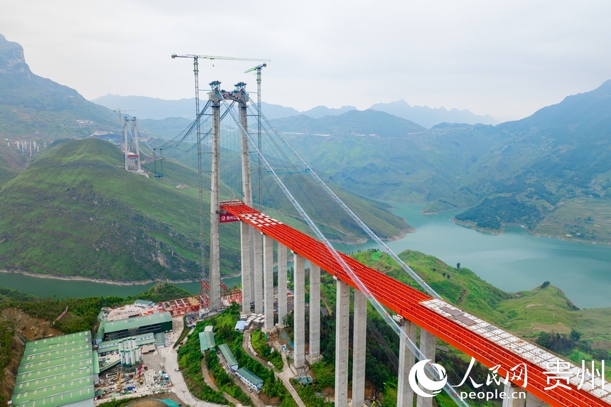 航拍建設中的納晴高速牂牁江大橋。人民網記者 涂敏攝