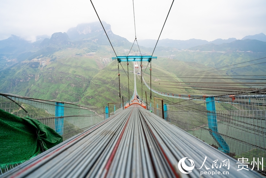 建設中的納晴高速牂牁江大橋。人民網記者 涂敏攝