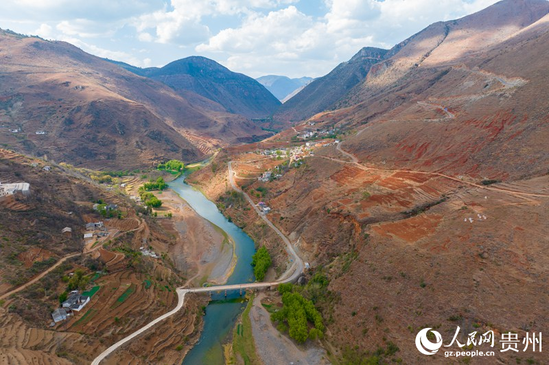 航拍牛欄江與威寧縣海拉鎮海元村（右）。人民網記者 涂敏攝