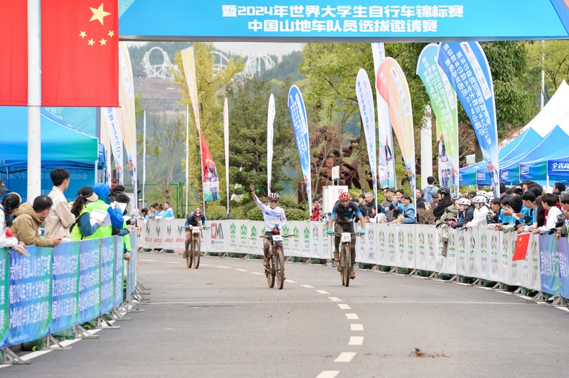 選手到達即將到達終點。蔣世良攝