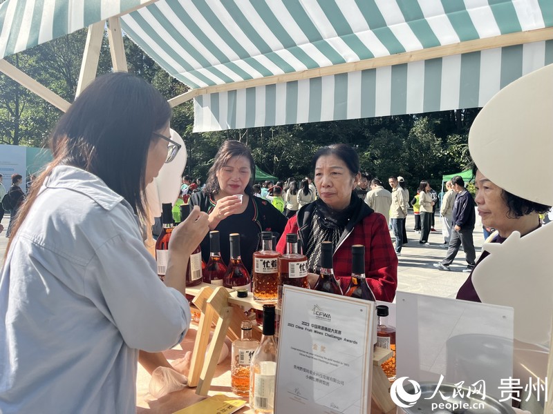 市民品嘗刺梨酒。人民網 李麗萍攝