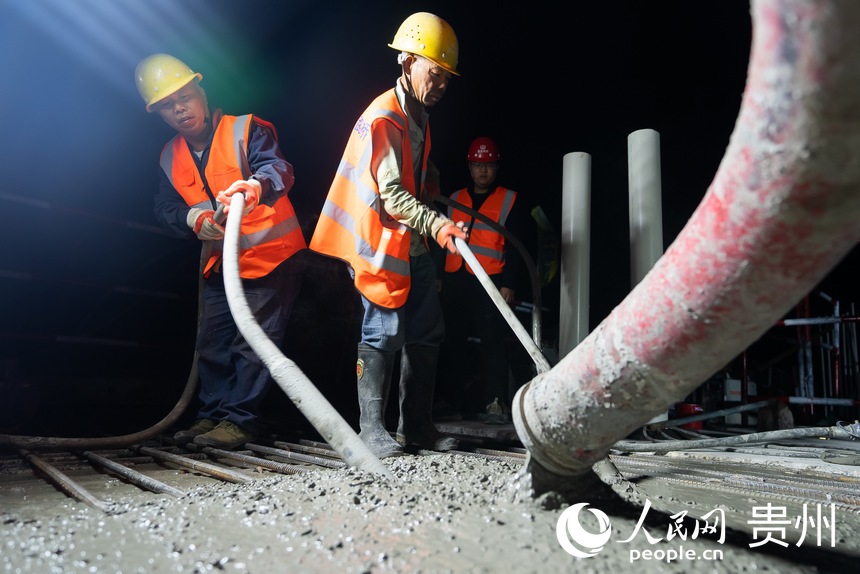工人正在進行合龍段混凝土澆筑施工。人民網記者 涂敏攝