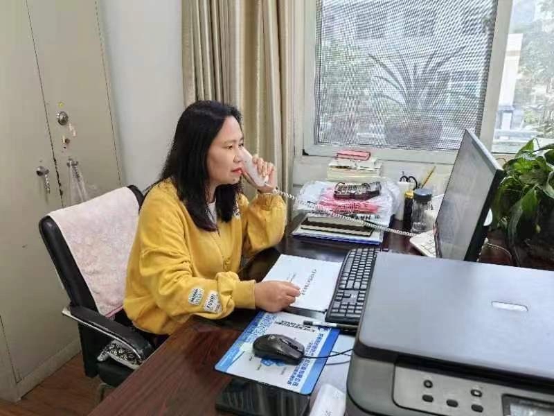 圖為電話慰問。