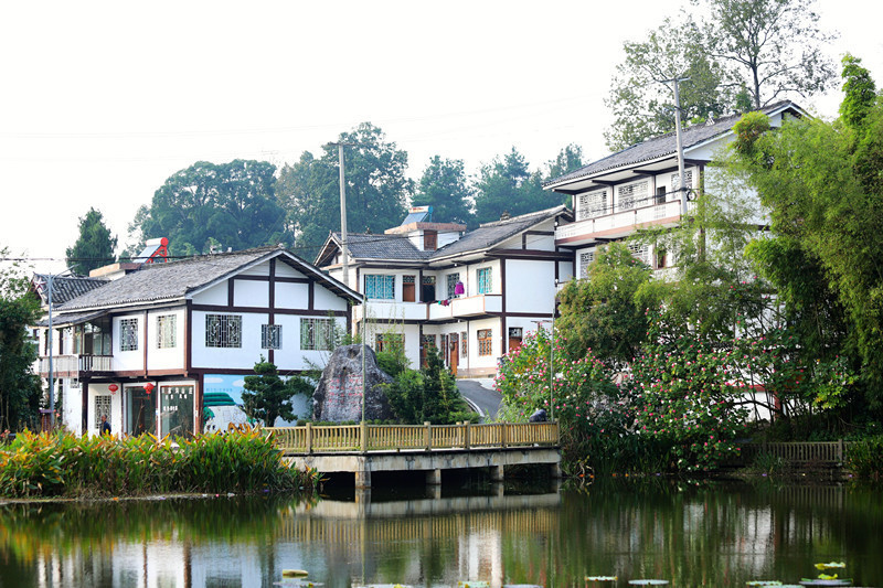 湄潭縣興隆鎮龍鳳村田家溝，藏在青山秀水間的民居。 顧蘭云 攝