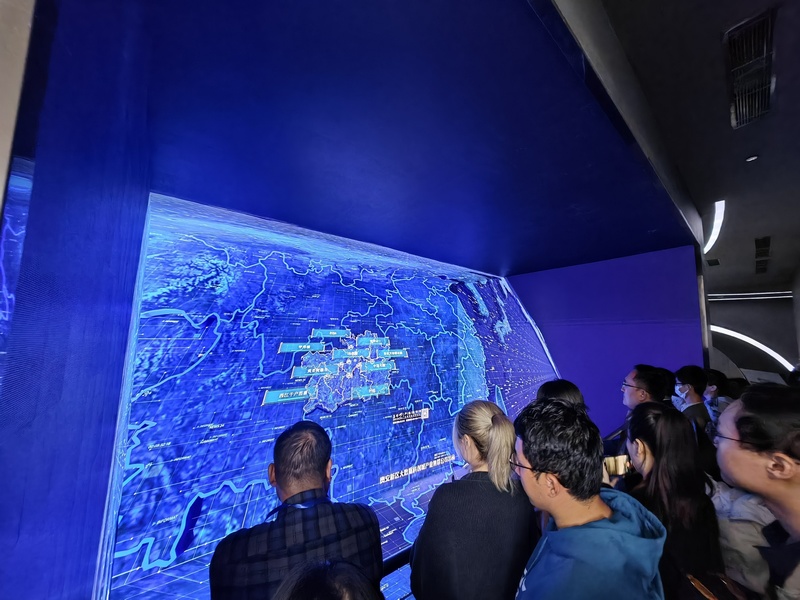 觀眾通過“五面屏”了解貴州。 葛燊 攝