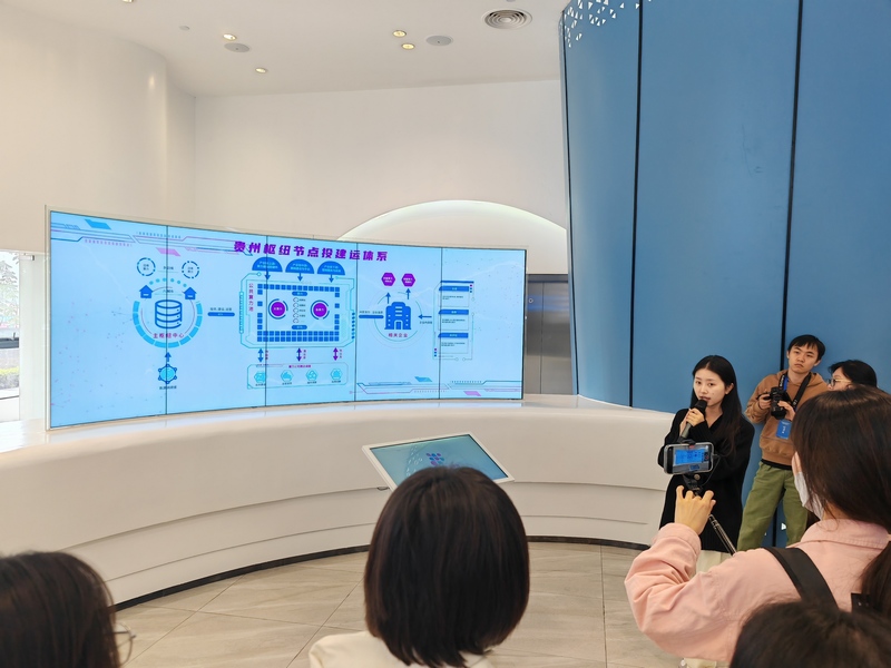 工作人員向觀眾講解貴州樞紐節點投建運體系。 葛燊 攝