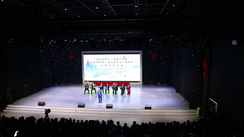 修文縣老年大學部分老師和學員正在現場觀看演出 修文縣融媒體中心伍維玉 攝.jpg