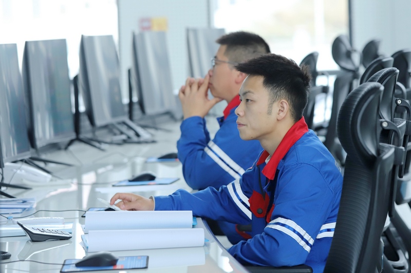 盛屯能源金屬化學（貴州）有限公司工作人員操作中控系統。顧蘭云 攝