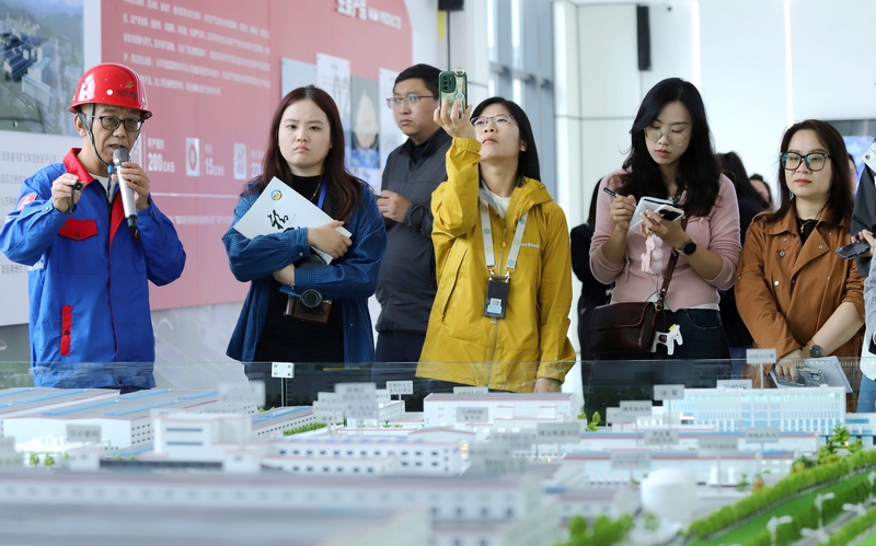 盛屯能源金屬化學（貴州）有限公司負責人向記者介紹公司發展情況。顧蘭云 攝