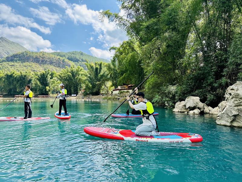 游客在景區內體驗水上槳板。何宇澈攝