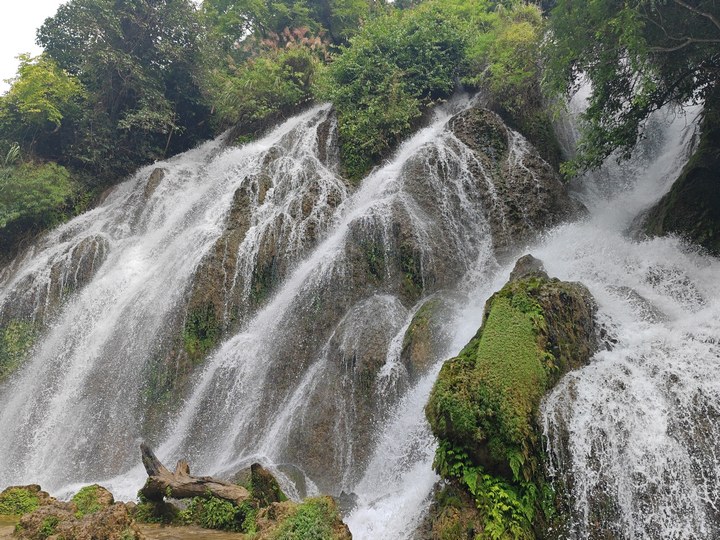 山峰間傾斜出的瀑布。 葛燊攝