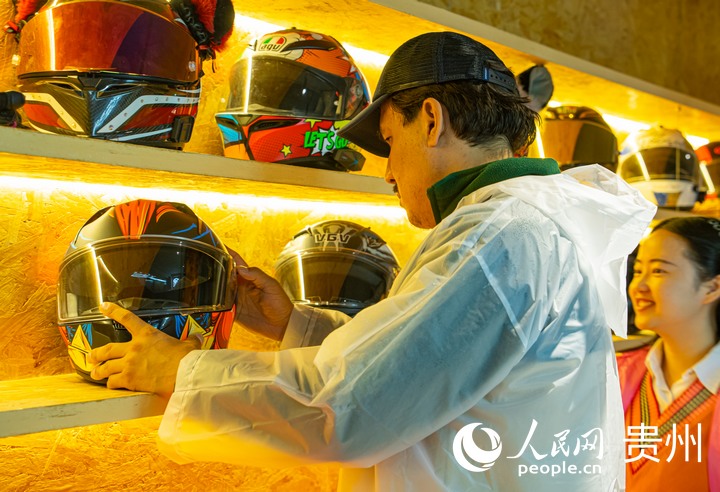 查看機車頭盔。人民網 陽茜攝