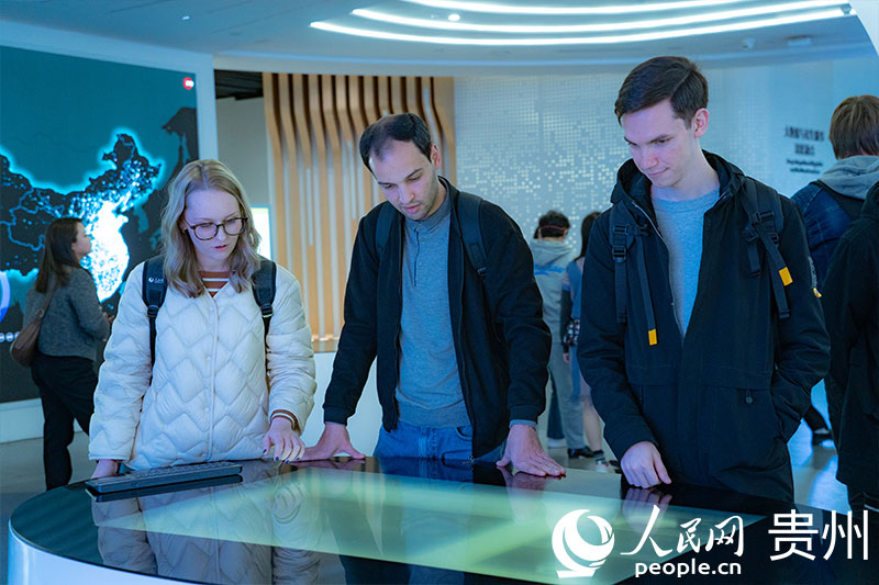 外媒記者體驗貴州大數據應用場景。人民網 陽茜攝