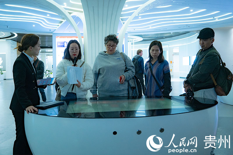 外媒記者聽取貴州大數據應用場景介紹。人民網 陽茜攝