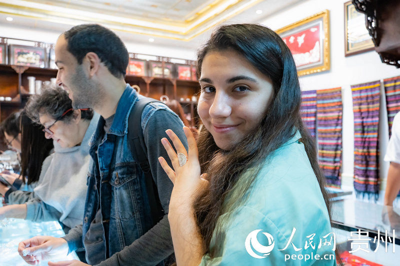 歐亞國家記者購買飾品。人民網 陽茜攝