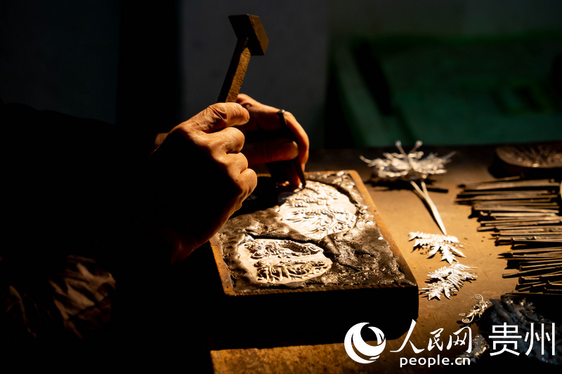 制作銀飾。人民網 陽茜攝