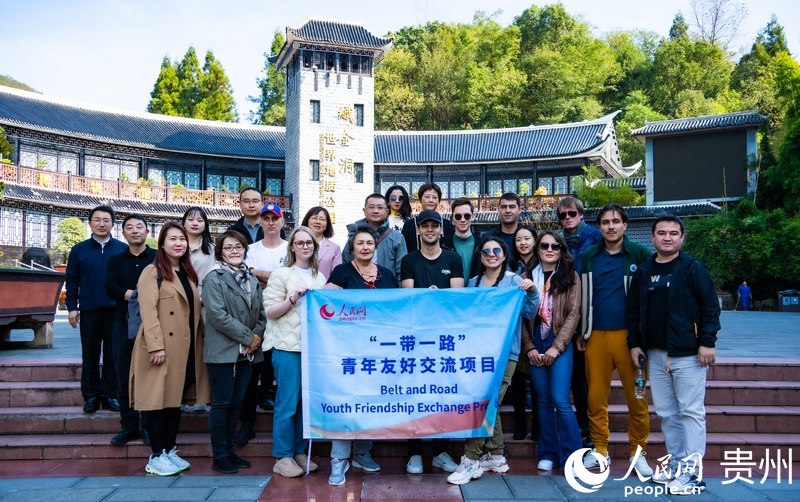 外媒記者在織金洞景區內合影留戀。人民網 陽茜攝.jpg