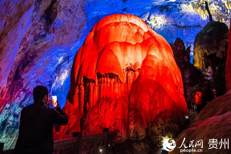 外媒記者駐足打卡。人民網 陽茜攝.jpg