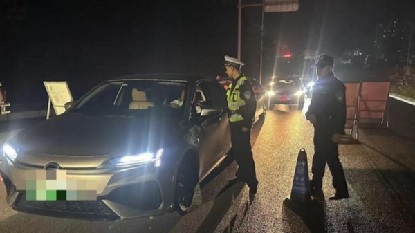 修文縣公安局交警大隊正在對駕駛人員詢問。