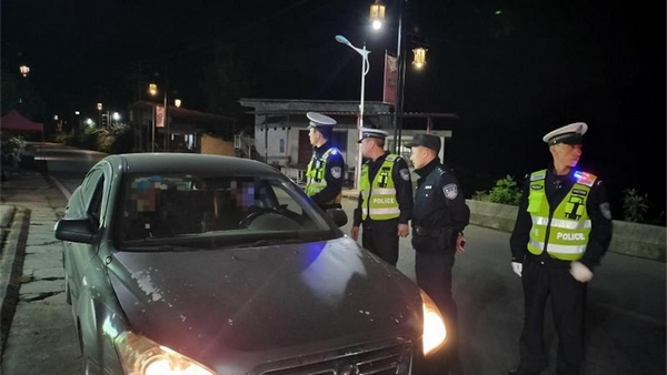 修文縣公安局交警大隊正在對來往車輛進行盤查。