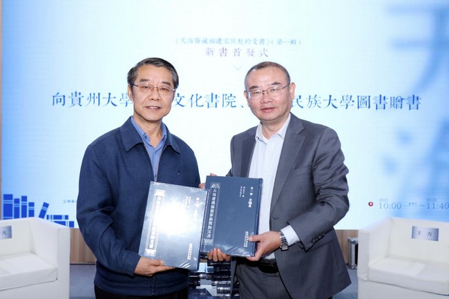 張清接受貴州人民出版社有限公司黨委書記、社長朱文訊贈書。