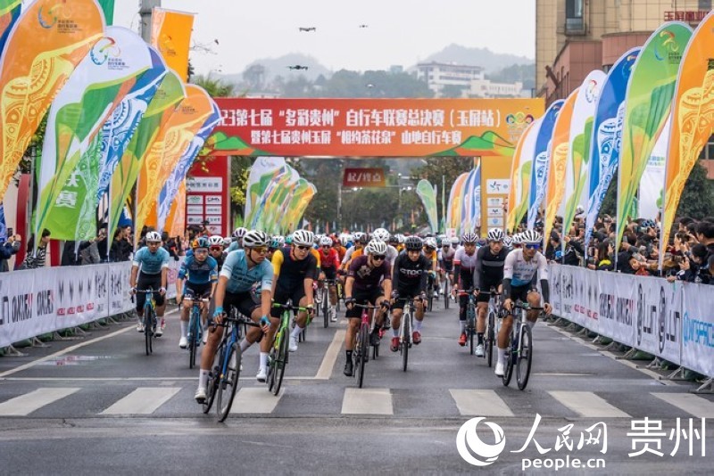 2023第七屆“多彩貴州”自行車聯賽總決賽男子公路精英組比賽現場。人民網記者 涂敏 攝