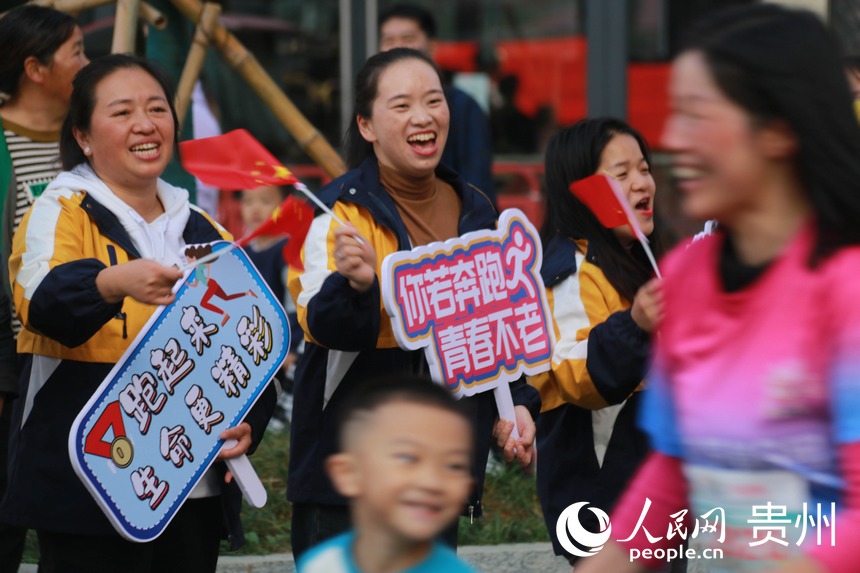 觀眾給選手加油。張宇攝