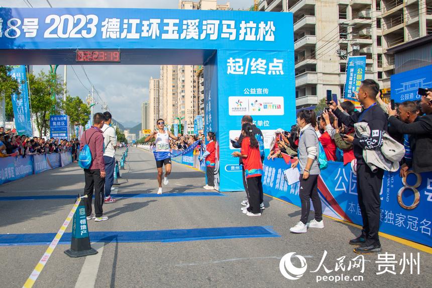 男子全程馬拉松第一名沖線。張宇攝