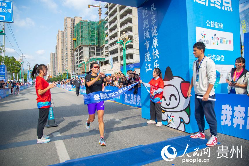 女子全程馬拉松第一名沖線。張宇攝