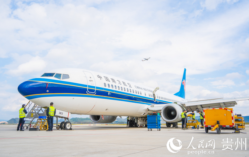 南航貴州公司對飛機開展C3檢工作。人民網 陽茜攝