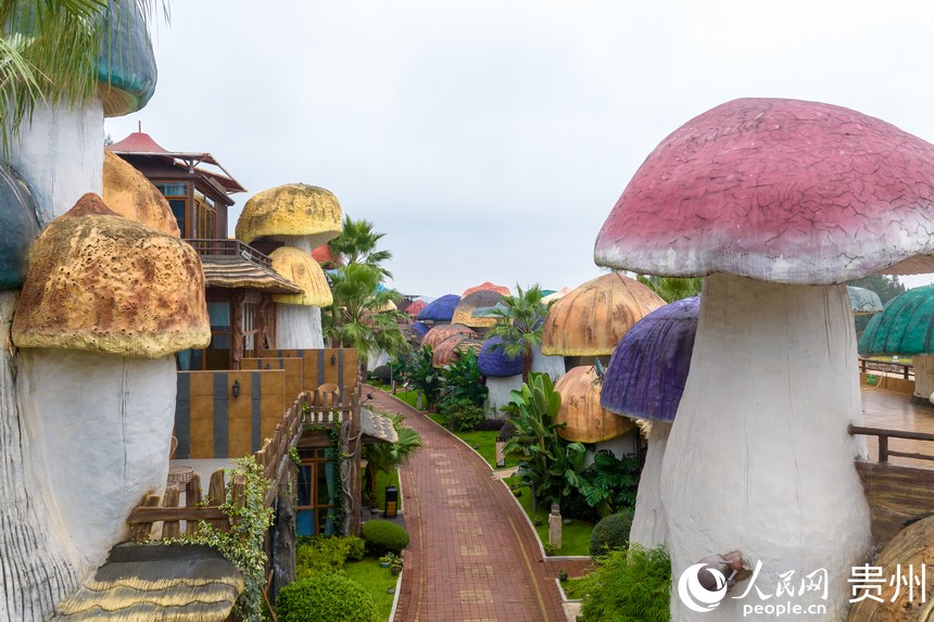 航拍景區內的主題酒店。人民網記者 涂敏攝