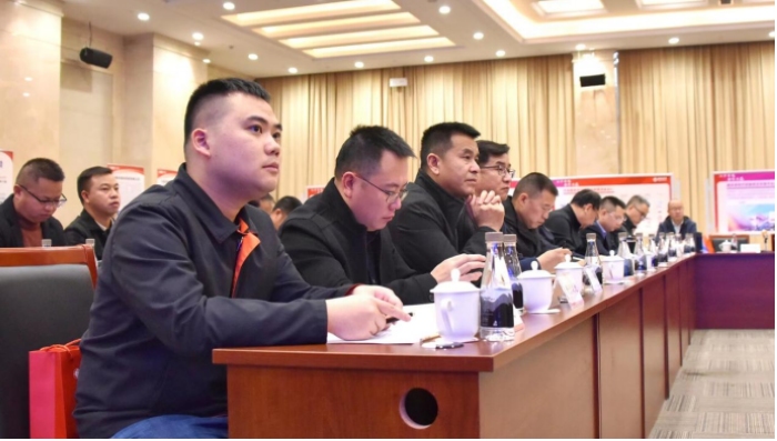 參會人員認真聆聽和記錄。