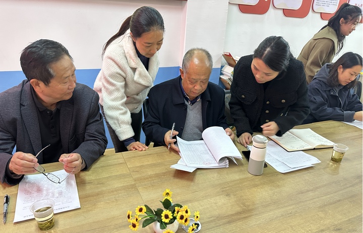 圖為查閱資料現場。