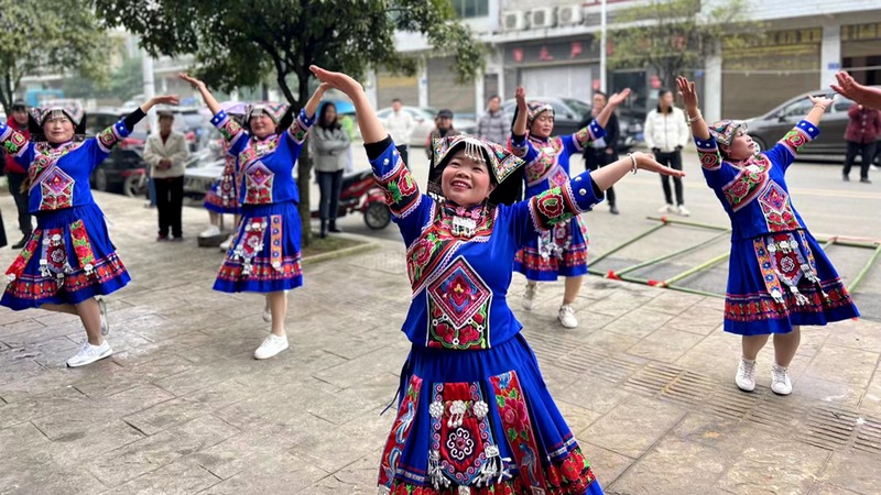 修文縣六桶鎮少數民族群眾們身穿傳統服裝載歌載舞 修文縣六桶鎮劉甜 攝.jpg