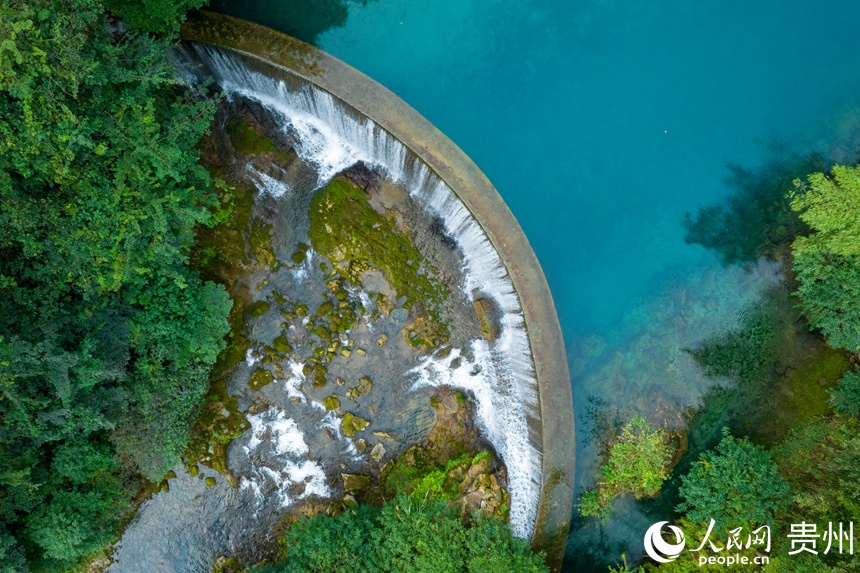 航拍大小七孔景區臥龍潭景點。人民網記者 涂敏攝
