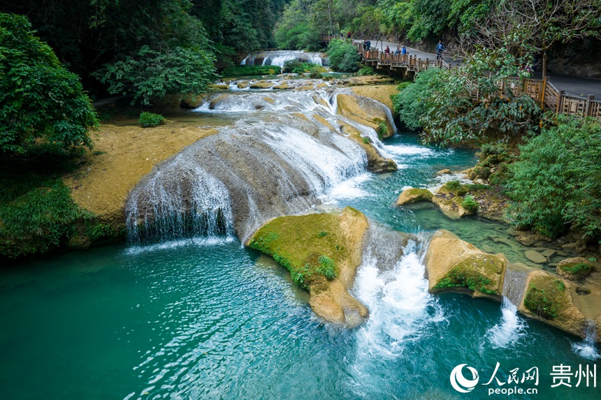 航拍大小七孔景區跌水瀑布。人民網記者 涂敏攝