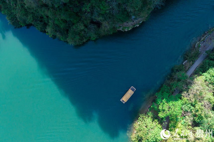 游客乘坐竹筏在峽谷間穿行。人民網記者 涂敏攝