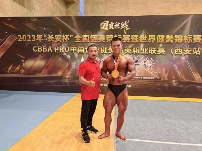 李科廷與貴州民族大學體育與健康學院屈文貴老師合影。