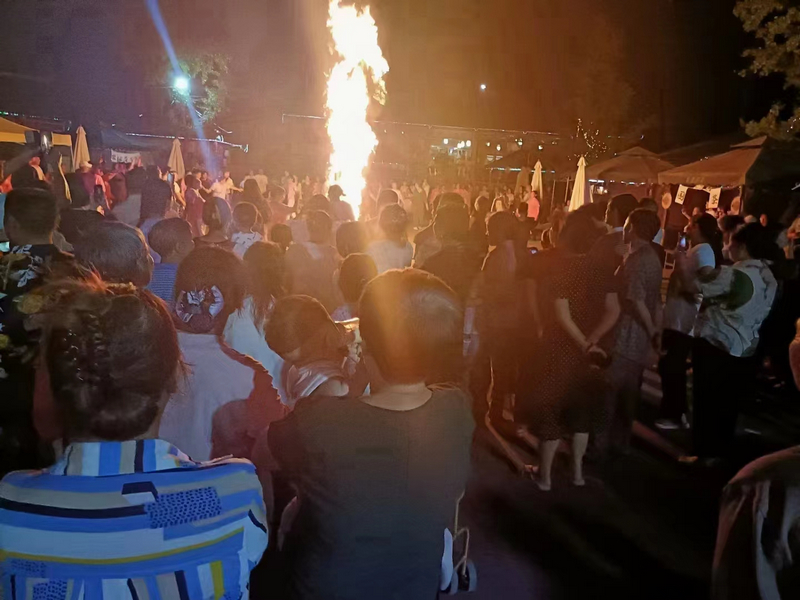 桐梓縣官倉鎮彩霞村莊篝火晚會讓你嗨個夠。令狐克蓮攝